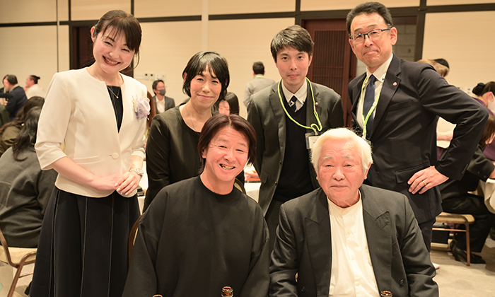 集会では、これからの事業をさらに加速させてくれる強力なパートナーの皆様もご紹介しました。新顧問税理士の先生、そして技術顧問である佐藤 征也 博士。さらに、特別講師として香山 万由理 様（株式会社ICB 代表取締役）をお招きしました。